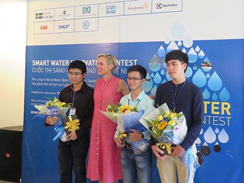 Đại sứ Thụy Điển tại Việt Nam Camilla Mellander trao giải Nhất cho đội chiến thắng